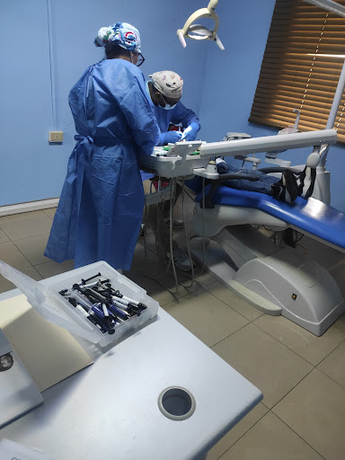 Clínica dental y ortodoncia. De Alberto Mendieta y Yessenia De La Cruz